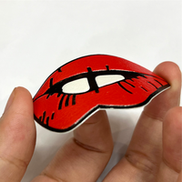 Étiquettes personnalisées en caoutchouc TPU rouge souple avec logo 3D pour vêtement de marque privée pour vêtements de sport