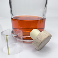 Bouteille en verre transparente élégante avec bouchon en liège cannelé à centre creux, forme cylindrique, logo personnalisé, idéale pour la présentation de whisky