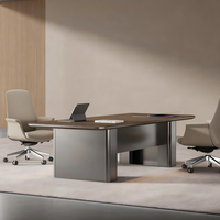 Table de conférence de luxe avec base en argent brossé, plateau en bois foncé et chaises en cuir pour un ensemble complet de salle de réunion