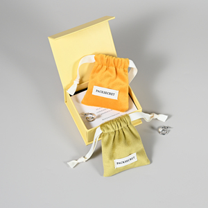Pochette à bijoux en microfibre colorée personnalisée avec logo, sacs cadeaux à cordon, pochette en tissu avec impression en relief et étiquette - Product Image 3