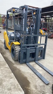 Chariot élévateur diesel Komatsu FD30 d'occasion de 3 tonnes avec déplaceur latéral et mât à deux étages à vendre - Product Image 4