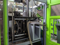 Bouteille d'eau faisant la machine