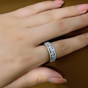 Anello Vintage a Fascia Larga con Motivi Floreali per Donne, Elegante Gioiello da Dito alla Moda - Product Image 2