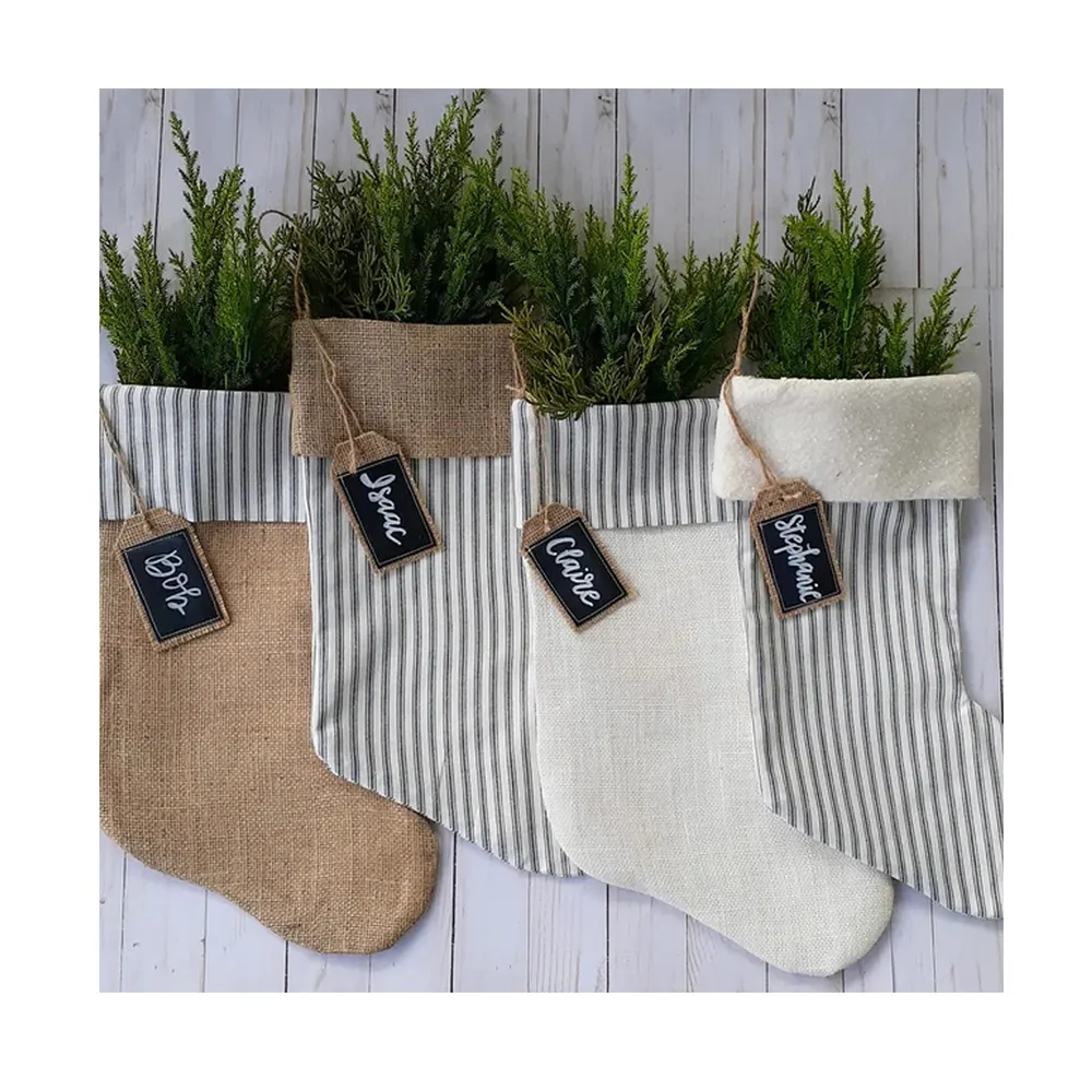 Vente en gros de chaussettes Sherpa faites main de ferme avec broderie en toile de jute naturelle bas de Noël joyeux