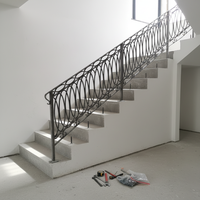 Escalier en colimaçon décoratif en fer forgé, design en arc, pour maison, hôtel, application durable, marches en marbre