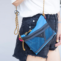 Sacoche Urbaine Moderne Tendance pour l'Extérieur, Pochette Bandoulière en Polyester avec Logo Personnalisé, Poche Avant en Maille, Légère, Promotionnelle