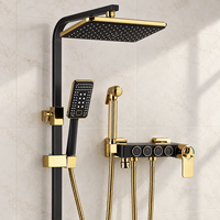 Système de douche pluie de luxe noir et or avec pommeau de plafond carré, barre de commande multifonction et douchettes à main