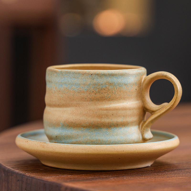 Ensemble tasse et assiette jaune-grand ventre