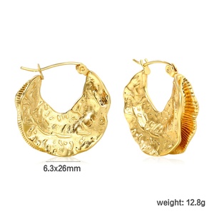 ต่างหูทรงห่วงหนา ดีไซน์เก๋ไก๋ ลายตอกแบบไม่สม่ำเสมอ ชุบทอง 18k กันน้ำ เหมาะสำหรับผู้หญิง - Product Image 2