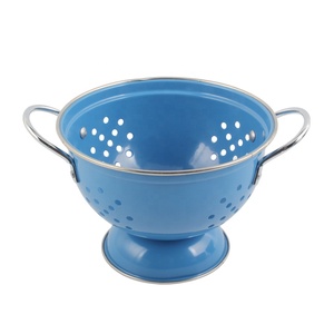 Passoire en émail bleu clair au design durable, lavage à la main uniquement, avec poignées en acier inoxydable - Product Image 4