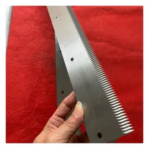 Lame dentelée de coupe industrielle en acier à haute teneur en carbone/420J/SK2/SK5 longue lame de refendage mince pour couper l'éponge/la nourriture/le film