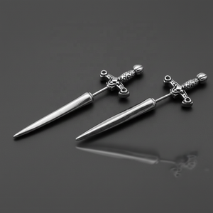 Boucles d'oreilles clous personnalisées pour hommes en acier inoxydable 316L, étanches, hypoallergéniques, style gothique, épée, vintage, punk rock pour hommes - Product Image 1