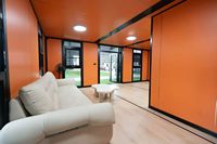 Maison préfabriquée en acier avec toit en pente et porche avant, maison modulaire moderne pour usage résidentiel et entrepôt