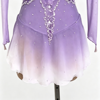Robe de patinage artistique dégradé lavande avec dentelle florale et strass faits à la main, manches longues, pour compétition de patinage sur glace