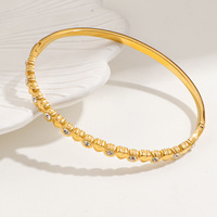 Bracelet en acier inoxydable plaqué or avec zircons étincelants en forme de cœur alternés, style Sweet Love, pour femme, idéal pour le quotidien ou les fêtes