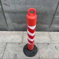 Barrière de sécurité routière Poteau d'avertissement en plastique pour le trafic Panneau de stationnement Guide flexible Poteau PE avec base en caoutchouc noir