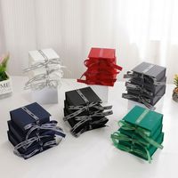 Boîte d'emballage rigide en papier couché sur mesure avec charnière pour bijoux (boucles d'oreilles, bagues, colliers) avec ruban