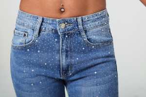 Jeans a Vita Alta da Donna con Orlo Sfilacciato e Paillettes, Denim Effetto Usurato, Stile Casual per Primavera - Product Image 3