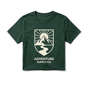 T-shirt vert à manches courtes pour homme Adventure Supply Co. avec imprimé montagne sur le devant, style streetwear, coupe classique, 100 % coton respirant, numérique - Product Image 1