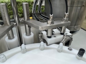 เครื่องบรรจุและปิดฝาขวดและหลอดแบบอัตโนมัติ 4 หัว แบบปั๊มกลไก สำหรับบรรจุของเหลว ปริมาณ 5-200 มล. - Product Image 5