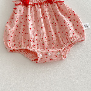 2026 Vêtements pour bébés filles en coton brodé, barboteuse d'été pour nouveau-né à bretelles, imprimé fraise, mignonne et adorable, pour célébrations de pleine lune et des cent jours - Product Image 6