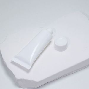 Tube de rouge à lèvres en plastique personnalisé avec bouchon à vis doré/argenté, tube rond pour emballage souple compressible - Product Image 4
