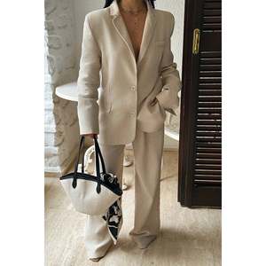 Conjunto de Traje para Mujer Senorika en Color Crema - Product Image 4