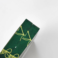 Auteur de livre en auto-édition avec édition spéciale de roman romantique avec tranche dorée
