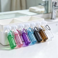 Bouteille de voyage portable en PET de 60 ml (2 oz) avec logo personnalisé, vaporisateur à gâchette, clip de suspension et mousqueton pour liquides cosmétiques