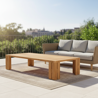 Table basse rectangulaire contemporaine convertible RH Matira en teck massif avec plateau en marbre et pieds droits, meubles de salon