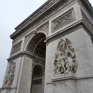 Francia, Edificio famoso arco de triunfo como escultura de acero inoxidable