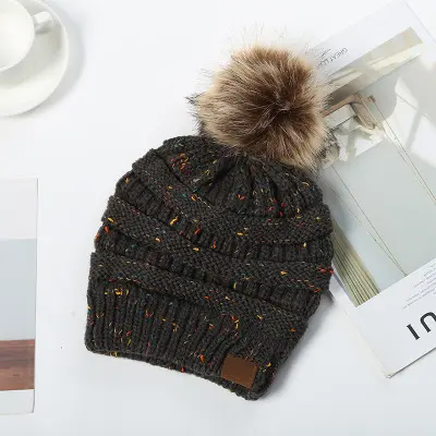 E923 donne all'ingrosso signora inverno caldo personalizzato maglia uncinetto berretto di lana cappello lavorato a maglia teschi colorati palla di pelliccia gratis berretto Pom Pom