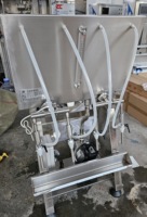 Machines de remplissage de boissons de jus de fruits et spiritueux de table Remplisseur manuel par gravité à 4 becs Machine de remplissage d'eau de bouteille d'huile essentielle de bière