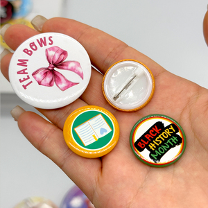 Máquina para Hacer Botones de Metal Personalizados al por Mayor, Pin de 2.25 Pulgadas, Pin de Moda Holográfico Personalizado, Pin de Metal Estampado - Product Image 4