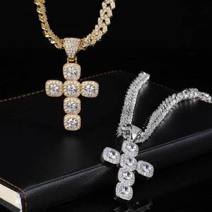 Pendentifs croix en moissanite baguette grande taille personnalisés, sertis à griffes en argent 925, style streetwear urbain robuste, pour hommes, avec chaînes de rappeur 'Iced Out' - Product Image 1