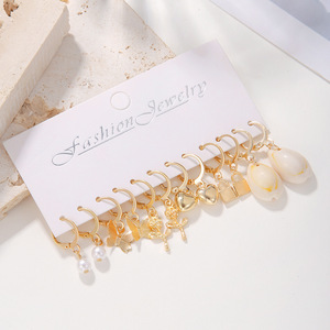 Ensemble de boucles d'oreilles fantaisie en or avec pendentifs cœur, papillon et serpent – Cadeau pour femme - Product Image 4
