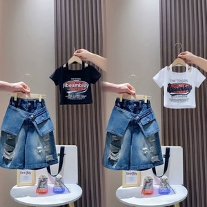 Set estivo in due pezzi in stile coreano per <span class=keywords><strong>ragazze</strong></span>, t-shirt a maniche corte e pantaloni capri in denim con stampa di cartoni animati per <span class=keywords><strong>ragazze</strong></span> più grandi - Product Image 1