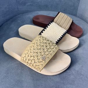 Pantofole piatte in plastica con cinturino intrecciato da donna con accenti in metallo Sole simili a paglia multicolori per interni - Product Image 1