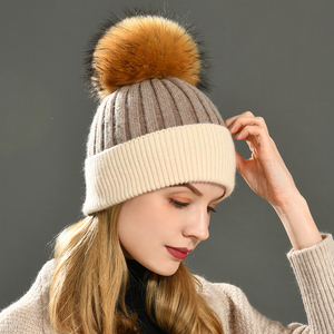 Jxwatcher OEM <span class=keywords><strong>Bonnet</strong></span> en cachemire doux tricoté avec <span class=keywords><strong>pompon</strong></span> en vraie fourrure de raton laveur, chaud, logo personnalisé, vente en gros, bonnets d'hiver bicolores pour femmes - Product Image 6