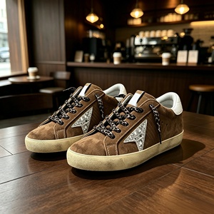 Nuevo Diseño de Zapatos Casuales de Moda con Cordones, de Gamuza con Suela Dorada, Super Goose, Blancos Brillantes, con Estrella de Cuero, para Verano e Invierno - Product Image 1