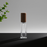 Vente en gros Mini flacon de parfum en verre dépoli de luxe 8ml 10ml 15ml Couvercle de pulvérisation étanche carré unique sérigraphie en boîte