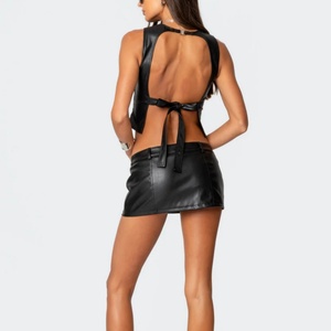 Ensemble 2 pièces sexy pour femme en similicuir brodé uni, avec haut dos nu à col rond sans manches et jupe courte moulante à lacets - Product Image 2