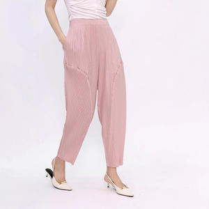 Fornitura diretta in fabbrica nuova moda 2025 estiva tinta unita plissettata Casual pantaloni da donna elasticizzati copri vita pantaloni verticali per fianchi - Product Image 4