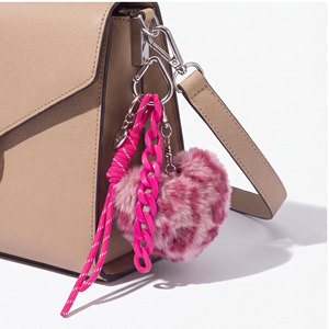 Llavero de Piel Sintética Esponjosa con Pompón Rosa Intenso, Cadena Gruesa y Colgante de Corazón, Accesorio para Bolso - Product Image 6