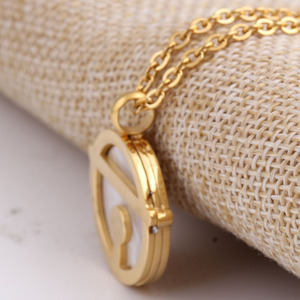 Collar de acero inoxidable con grabado de amor creativo, colgante redondo dorado de 20mm para mujer, joyería de regalo para uso diario - Product Image 3