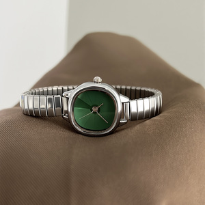 Montre rétro à bracelet élastique pour femme, style décontracté, bracelet en acier élastique, montre carrée extrêmement simple, vente en gros - Product Image 2