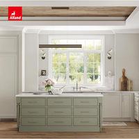Armoires de cuisine en stratifié de style cottage personnalisées Alland avec garde-manger et îlot en marbre pour appartement