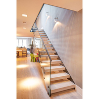 Escalier en bois sur mesure à double poutre avec garde-corps en verre