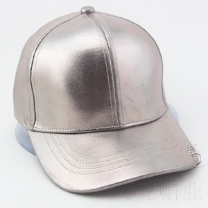 Casquettes de sport en coton et <span class=keywords><strong>cuir</strong></span> imperméables à 6 panneaux de l'usine OEM, casquettes de baseball pour enfants, surface brillante - Product Image 3