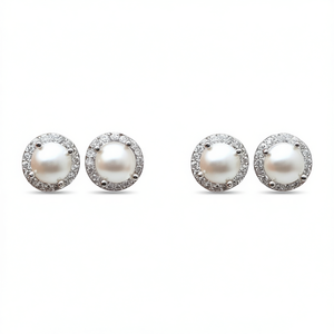 Eleganti Orecchini a Perno in Oro Bianco con Perla Imitazione e Diamante Taglio Brillante Rotondo per Donne Stile Classico da Matrimonio - Product Image 1